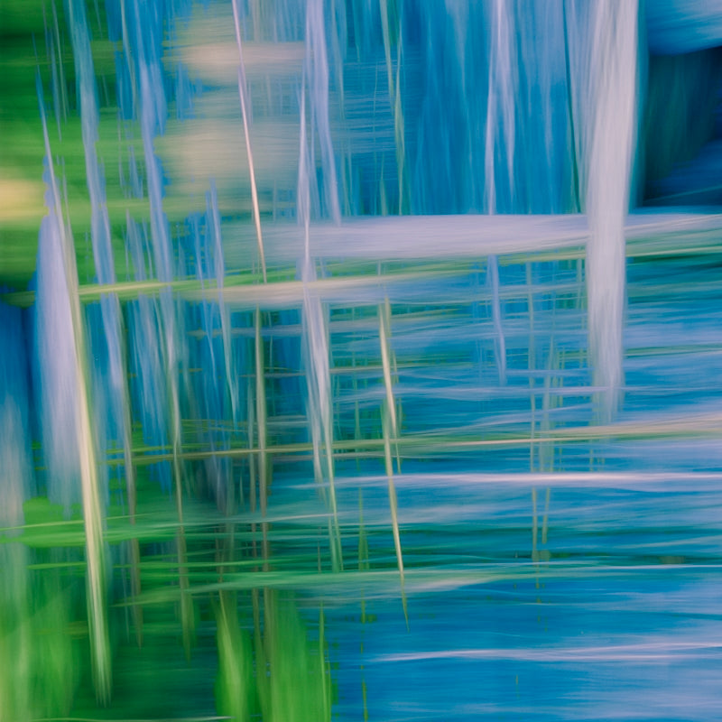A blurry photo of a blue and green building